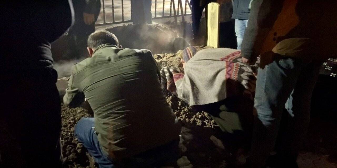 Nişan dönüşü kazada hayatını kaybeden iki genç toprağa verildi