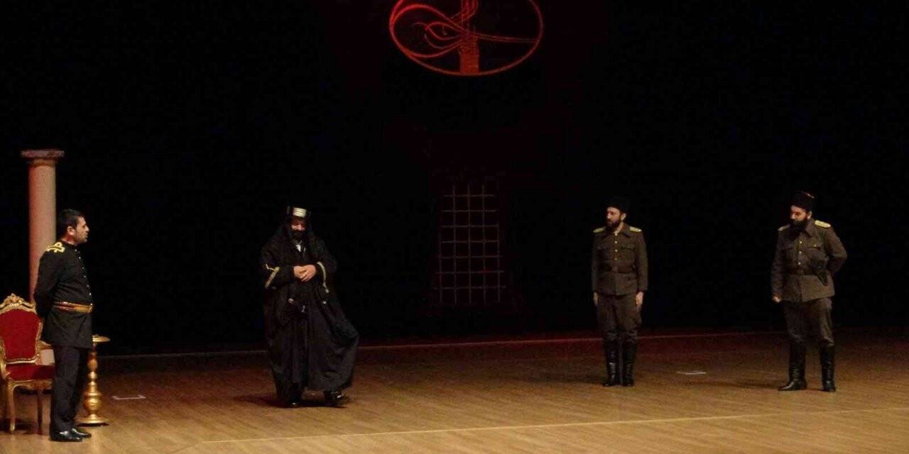 Muş’ta “Kumandan” tiyatrosu üniversite öğrencileri için sahnelendi