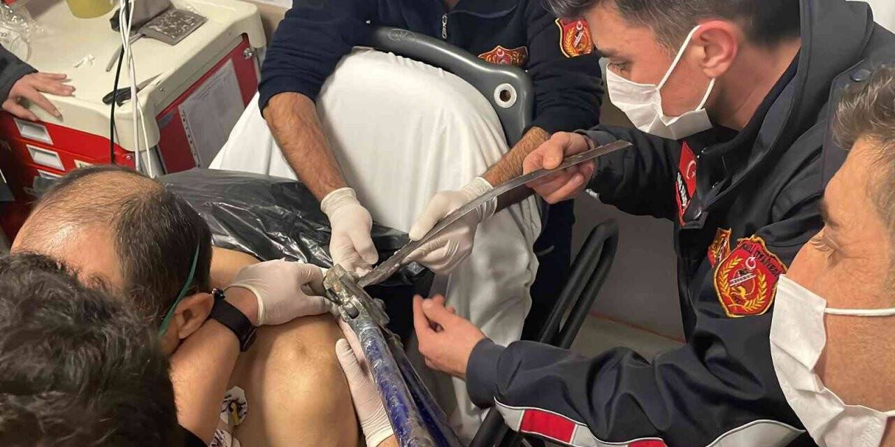 Sırtına saplanan testere ile hastaneye geldi