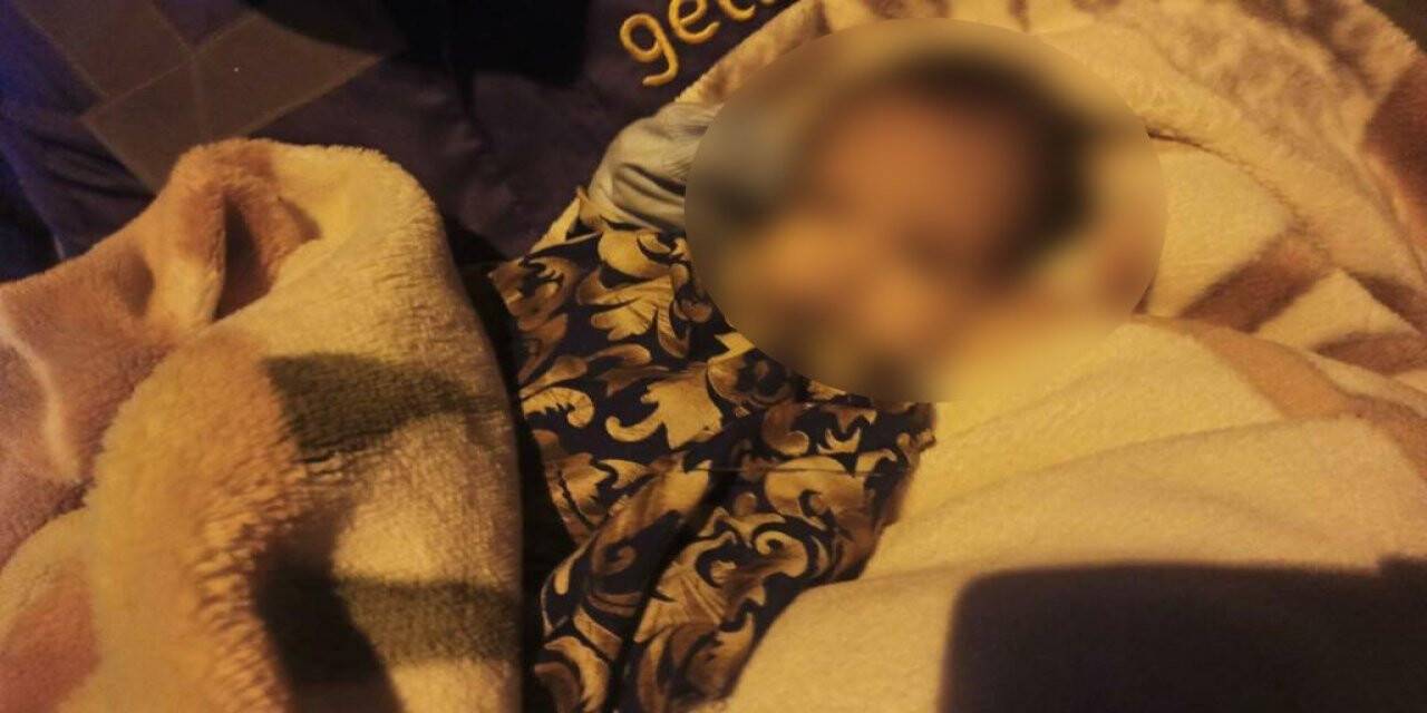 Bebeği çantaya koyup biberonu ile sokağa bıraktılar