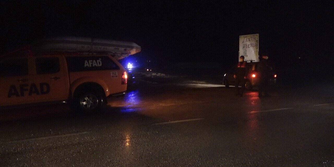 Kırklareli’nde dere taştı, otomobil akıntıya kapıldı