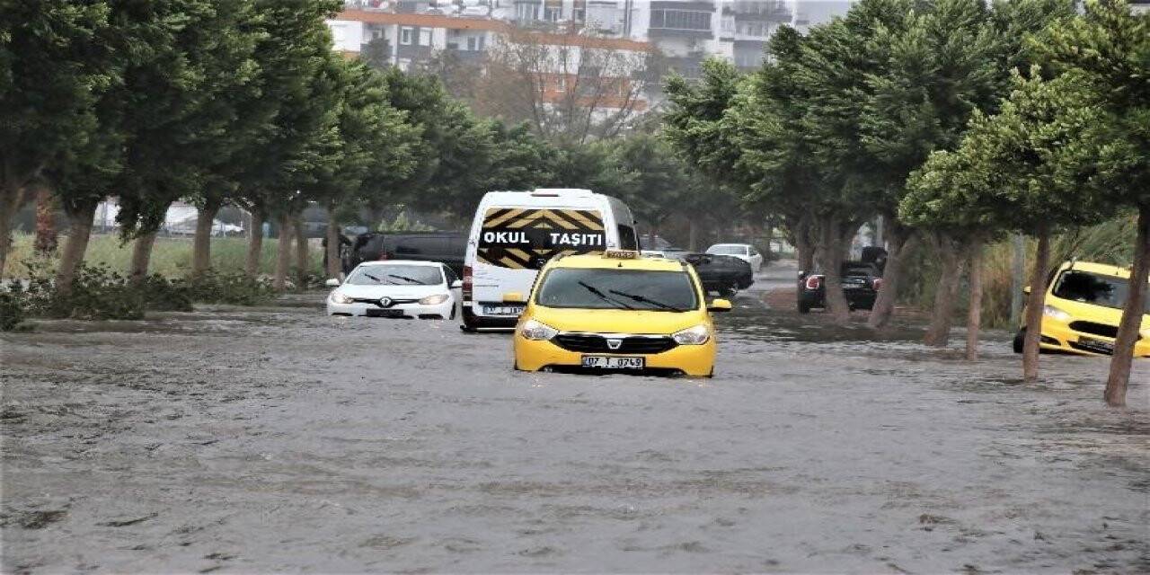 Meteoroloji’nin ‘kırmızı’ kodlu uyardığı Antalya’da 3 ilçede okullar tatil edildi