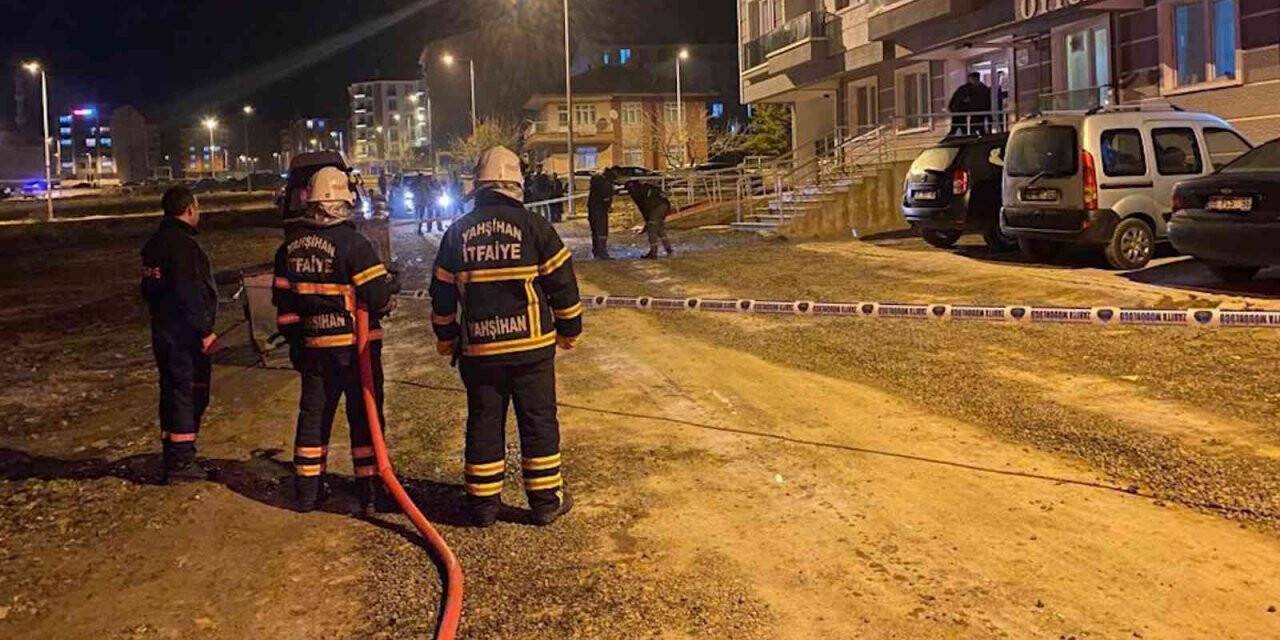 Yolun ortasında kendiliğinden yanan ateş, ekipleri alarma geçirdi