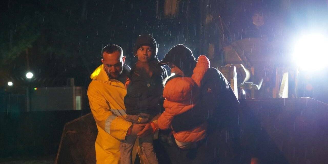 Dere taştı, mahsur kalan vatandaşlar askeri araçlarla kurtarıldı