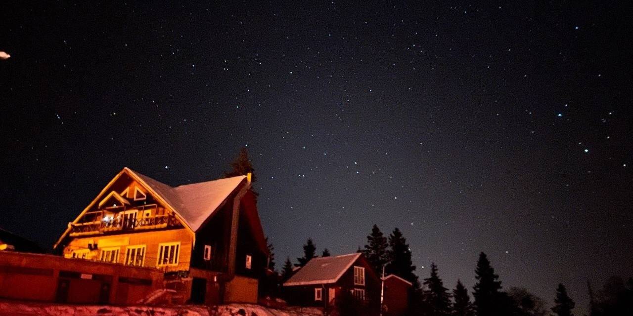 Atabarı Kayak Merkezinin gece görünümü büyülüyor