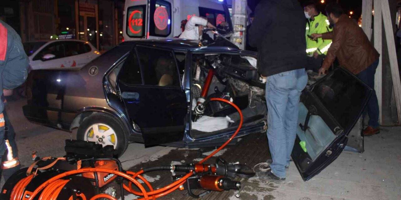 İkiye bölünmüş otomobilden sağ çıktı: Kaza anı kamerada