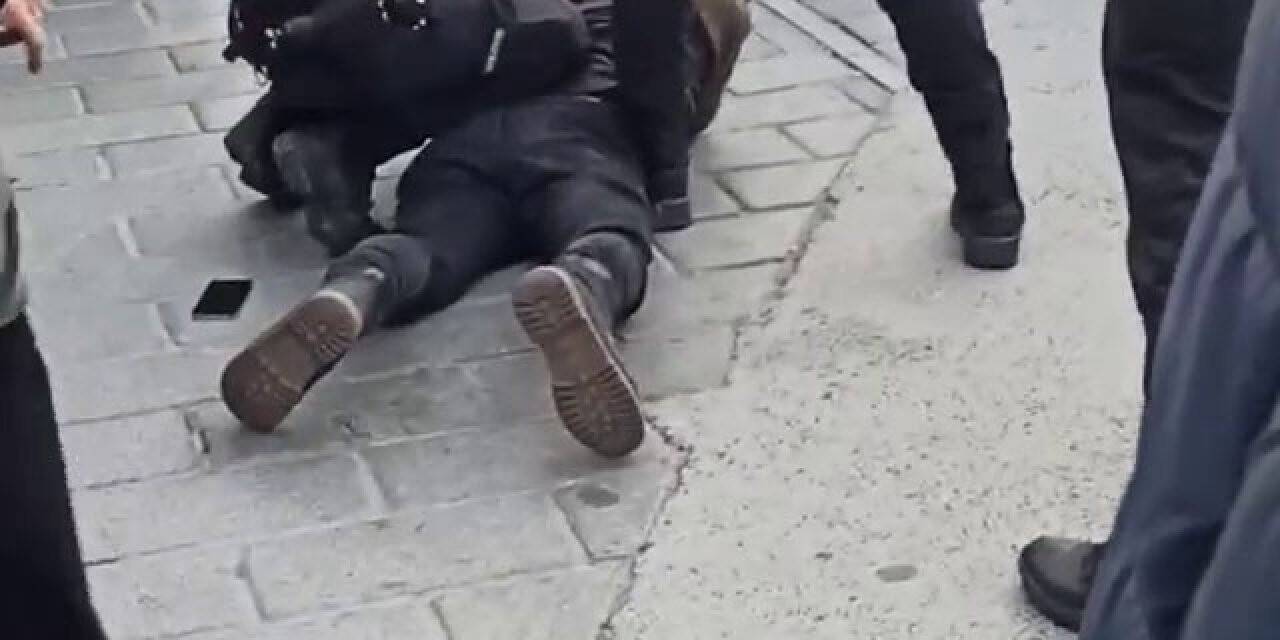 Biri bıçak çekti, diğeri çanta ile saldırdı: O anlar kamerada