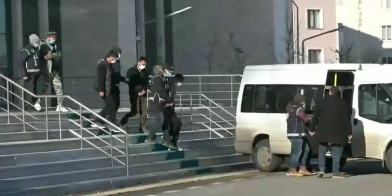 Kars’ta düzensiz göçmen çetesini çökertildi