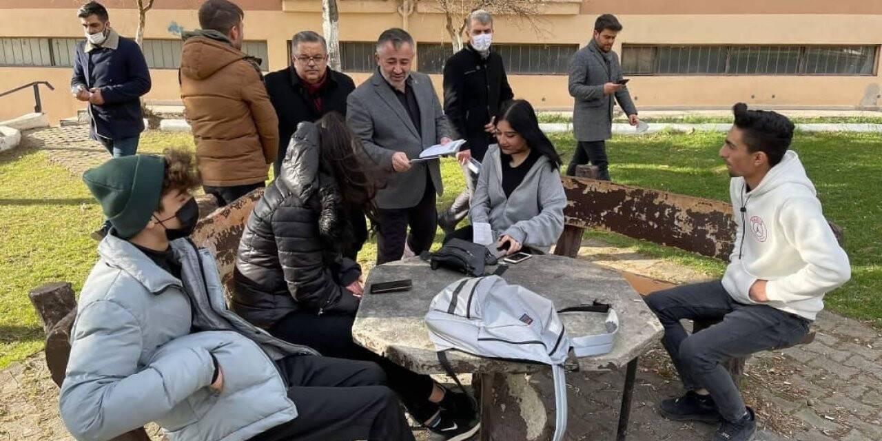 AK Parti ’Yatırım, İstihdam, Üretim, İhracat, Büyüme’ başlıklı el broşürü dağıttı