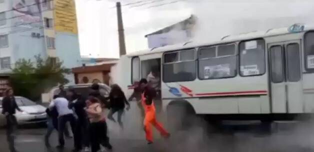 Yol çöktü, otobüstekiler haşlandı: 13 yaralı VİDEO