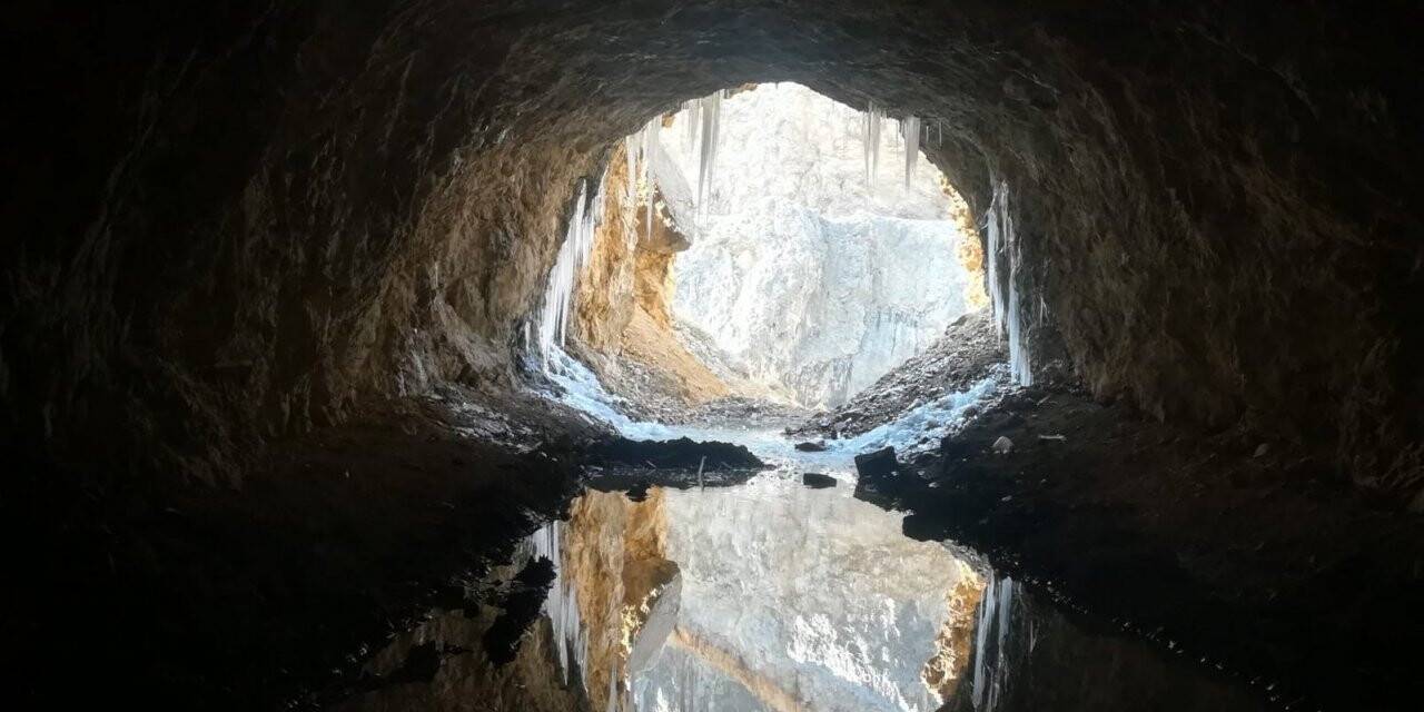 Kemaliye’de ’dünyanın en zorlu yolları’ arasında gösterilen "Taş Yolu" buz tuttu