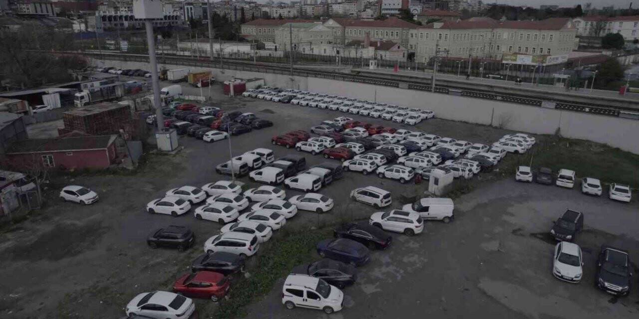 Zeytinburnu’nda bir otopark dolusu sıfır araç