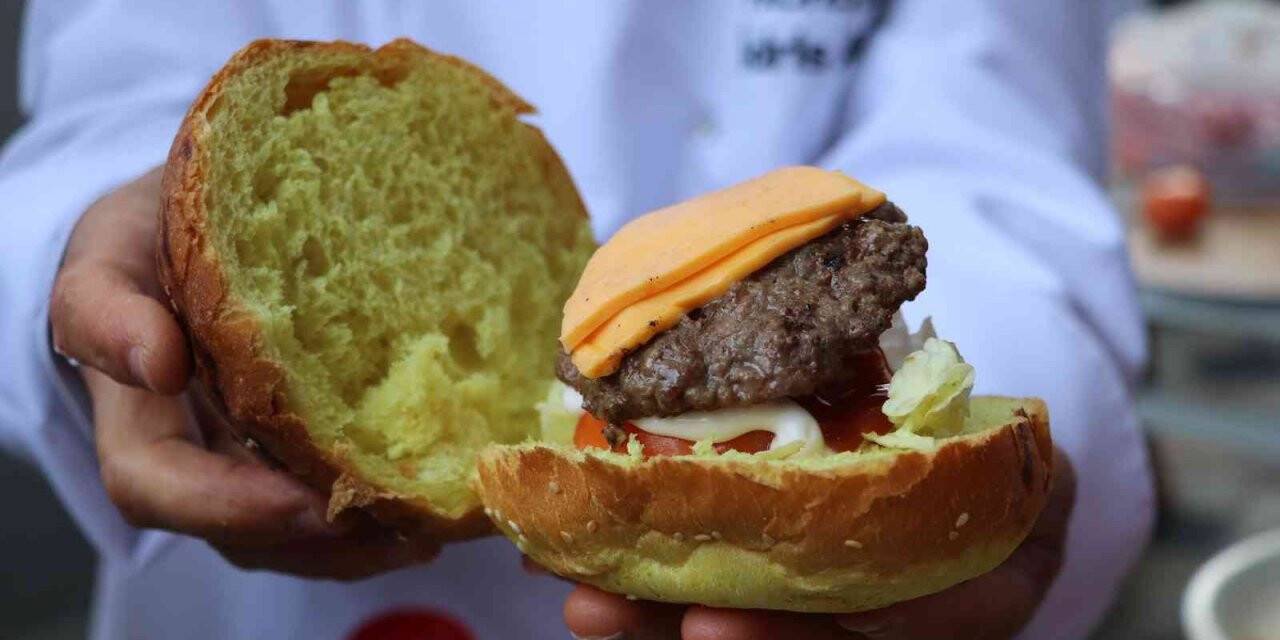 Lösemi tedavisi gören çocuklara hamburger ve hijyen kiti dağıtıldı