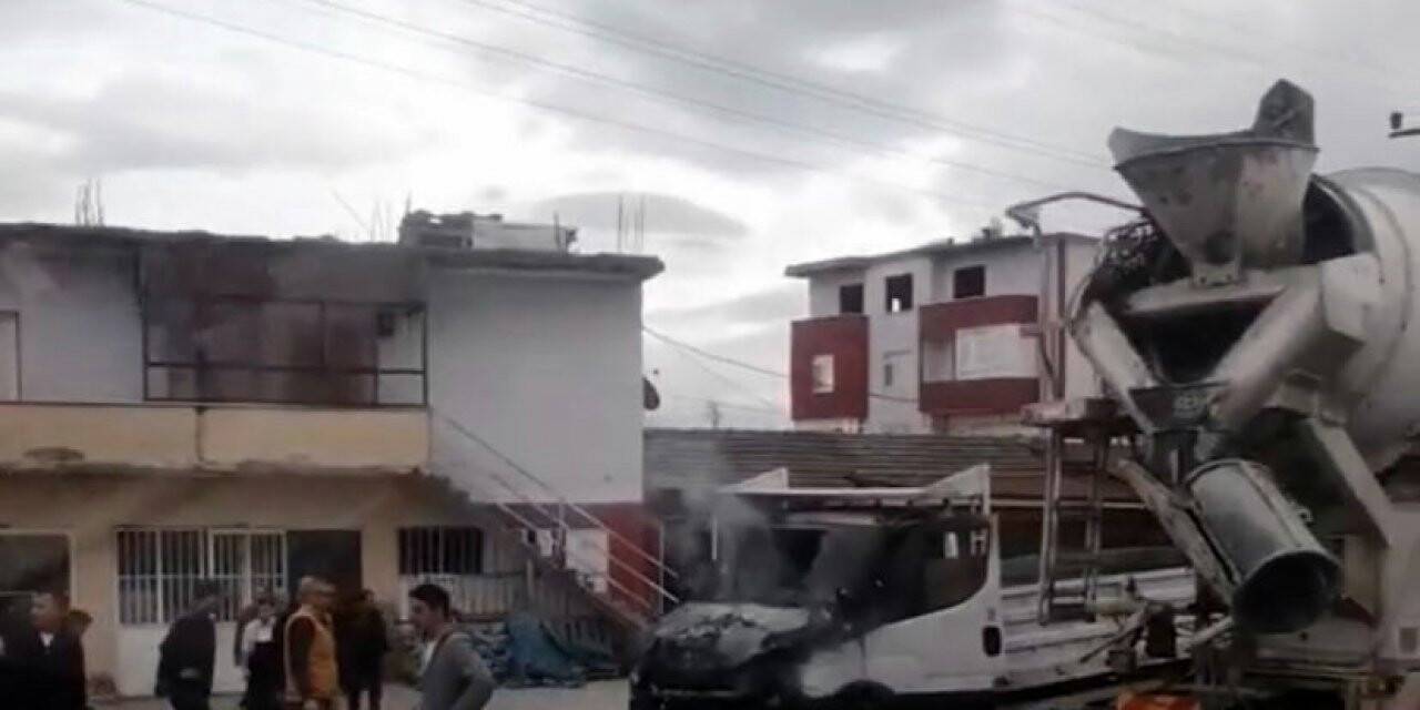 Kamyonette çıkan yangını beton mikseri söndürdü