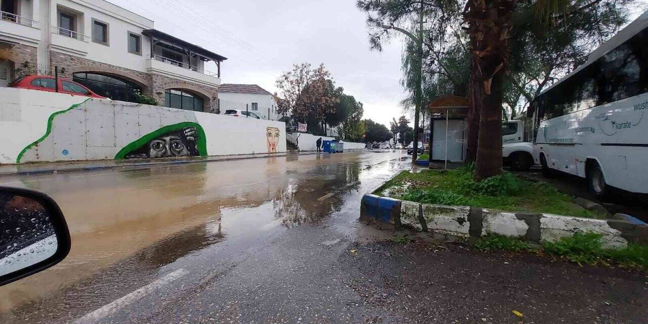 Bir anda bastıran yağmur cadde ve sokakları göle çevirdi