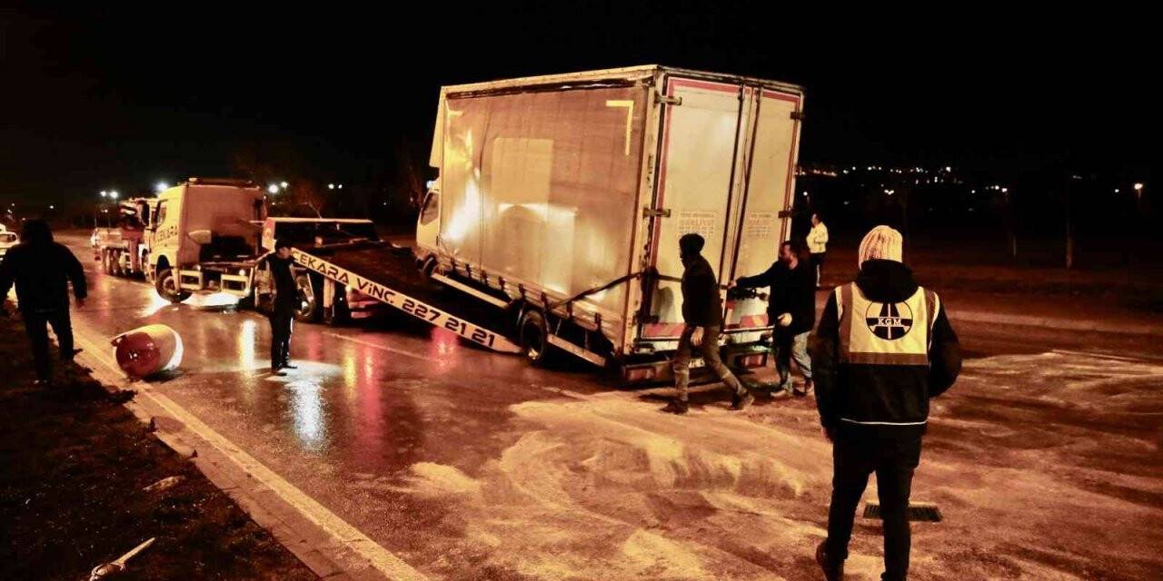 Kontrolden çıkan kamyonet devrildi, sürücü yaralandı