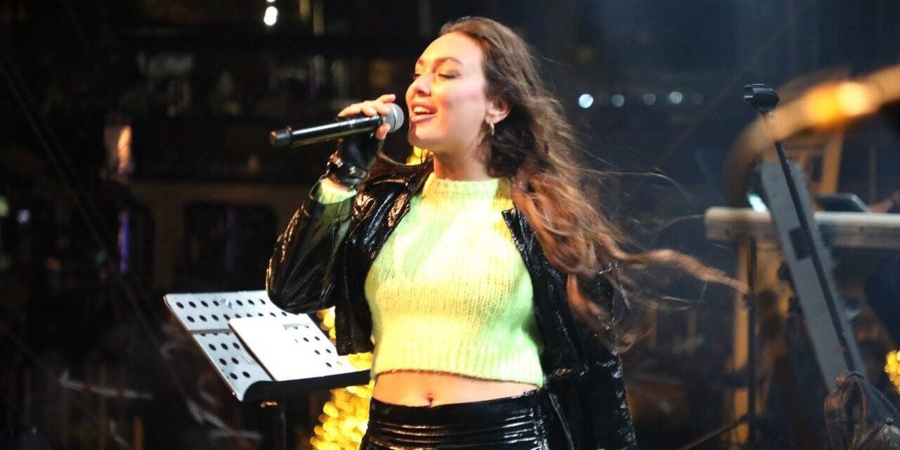 Bodrum’da yüzlerce kişi soğuk havaya, yağmura ve fırtınaya aldırış etmeden doyasıya eğlendi