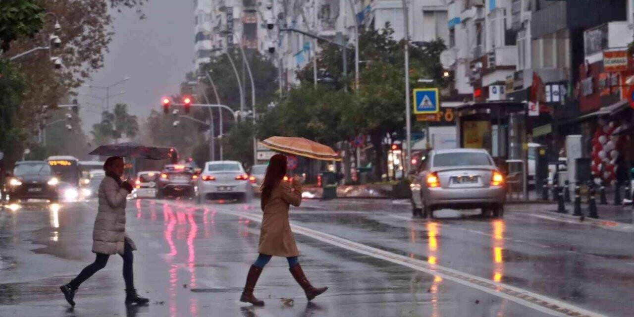 Antalya’da ’Kırmızı’ kod cadde ve sokakları boşalttı