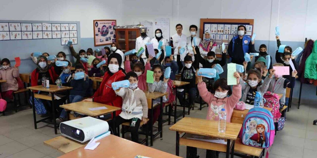 Tıp Fakültesi öğrencilerinden köy okulunda anlamlı etkinlik