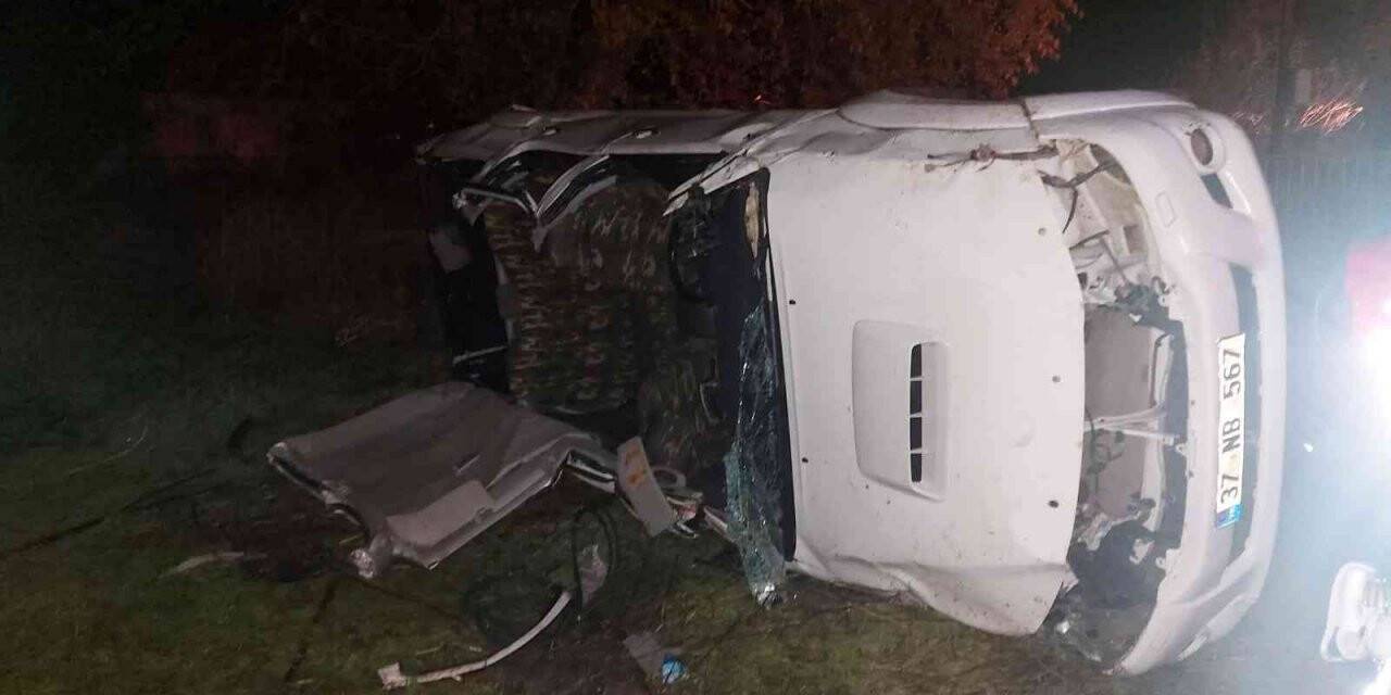 Araç içinde sıkışan sürücüyü jandarma ve itfaiye kurtardı