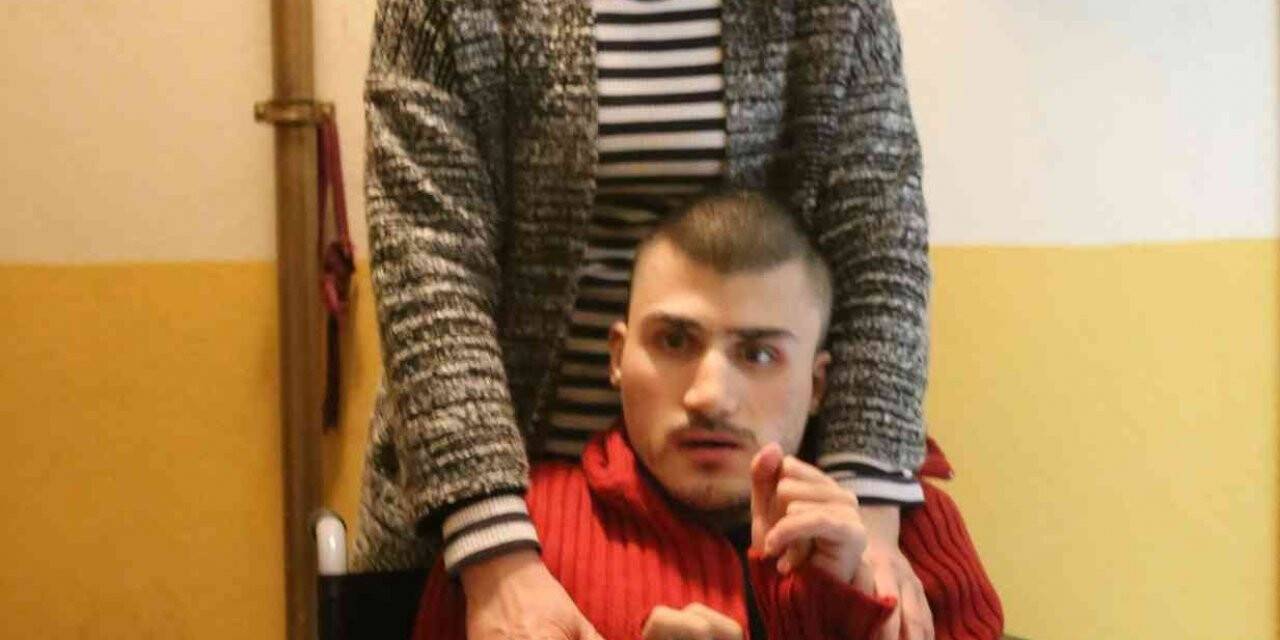 Başkan Atay’dan yürüme engelli Yavuz’a tekerlekli sandalye