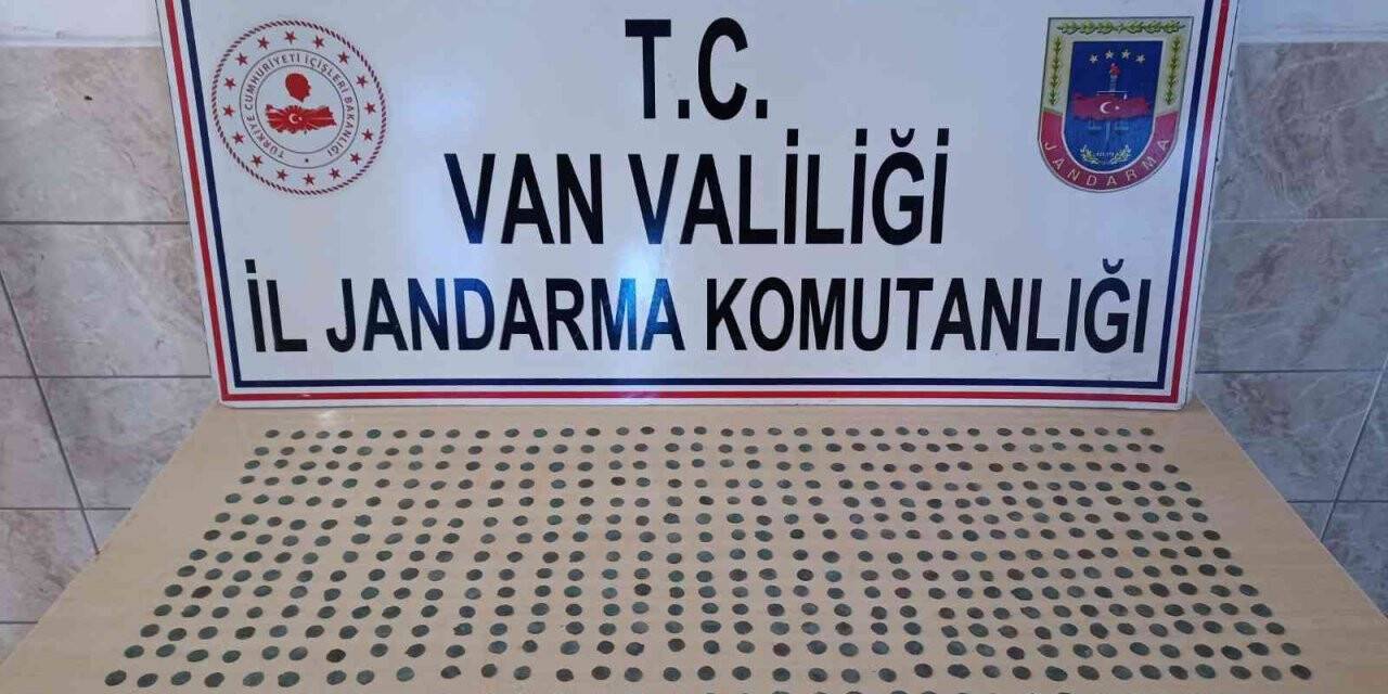 Van’da 518 adet tarihi sikke ele geçirildi