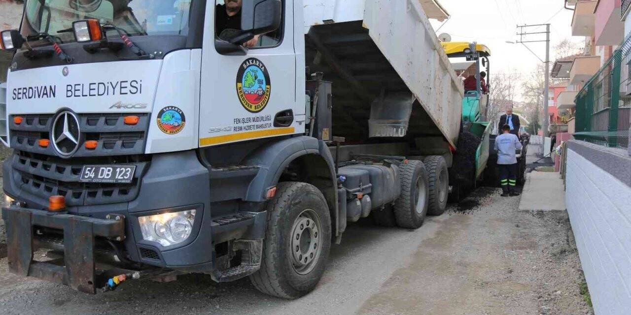 Serdivan sokaklarında asfalt mesaisi