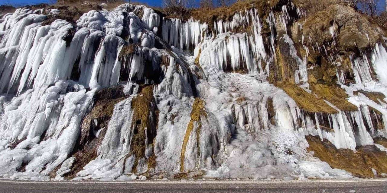 Tunceli’de havalar soğudu, ’Ağlayan Kayalar’ buz tuttu