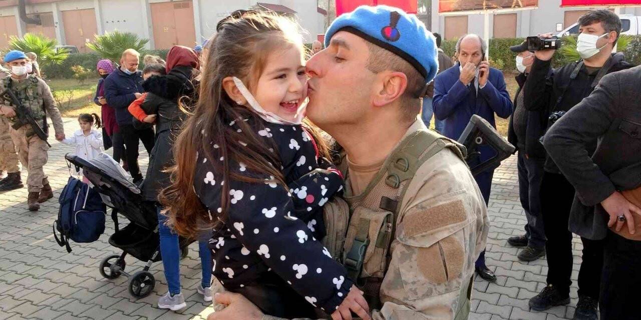 Suriye görevinden dönen komandolar evlatlarını öpücüklere boğdu