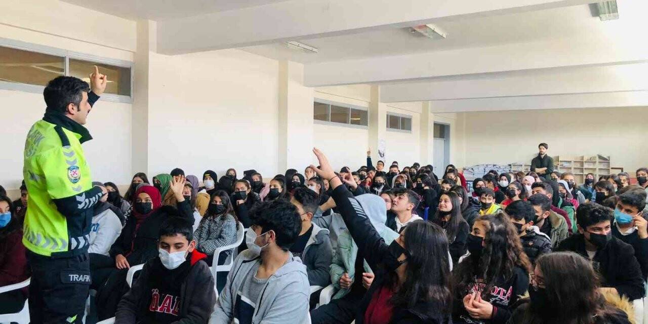 Van polisinden 215 öğrenciye trafik eğitimi verildi