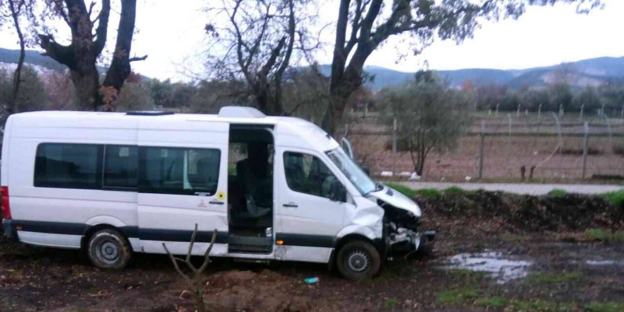 Öğrenci servisi kaza yaptı: 3 yaralı