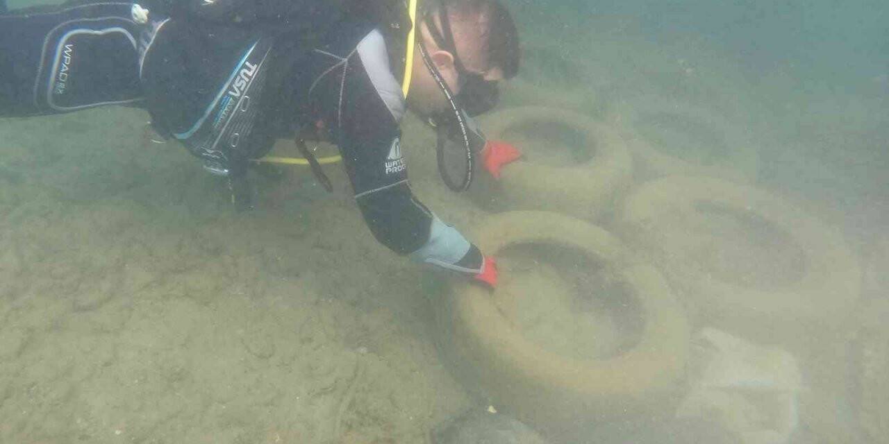 Hatay’da sahil güvenlik dalgıçlarından deniz temizliği