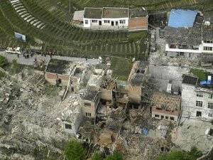 Çatılar çöktü, deprem korkuttu