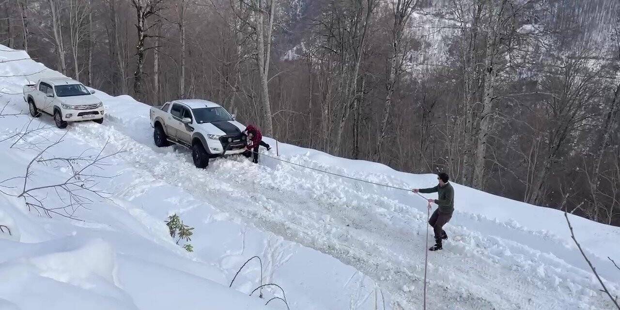 Araçlar karda mahsur kaldı, yardıma vatandaşlar yetişti