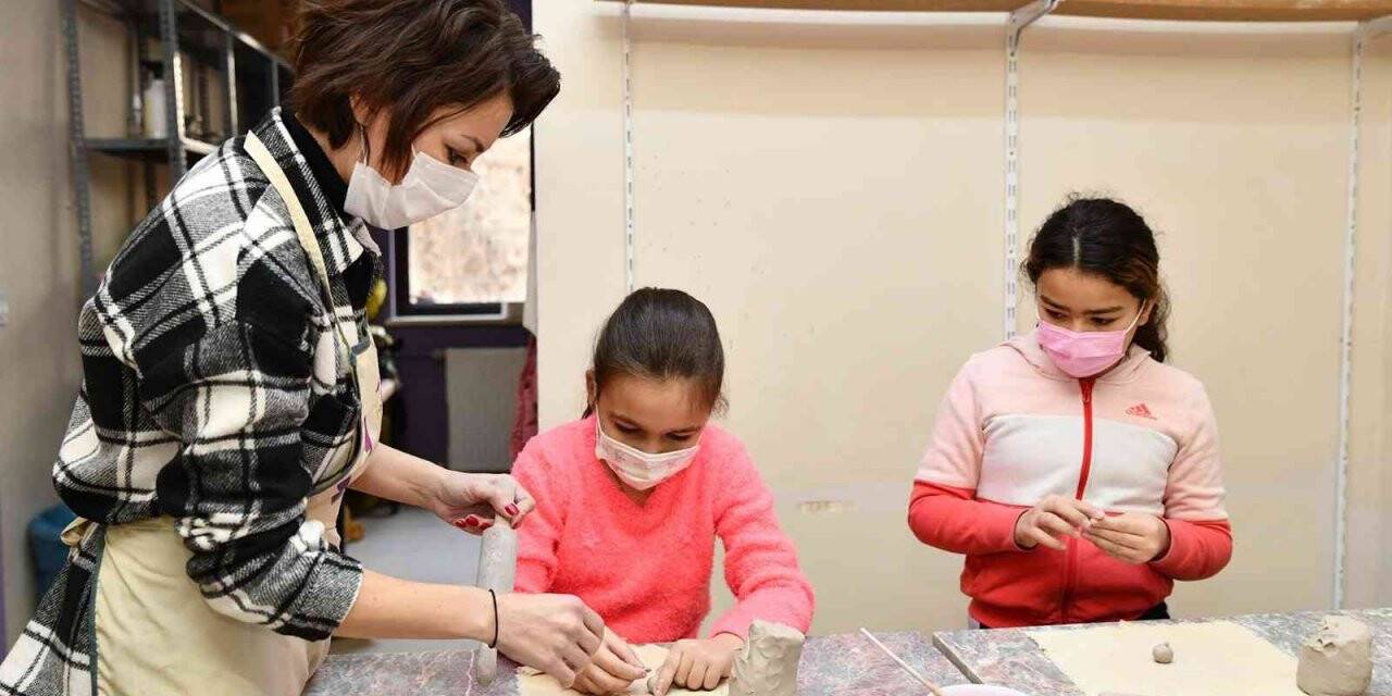 Çamur minik ellerde şekilleniyor