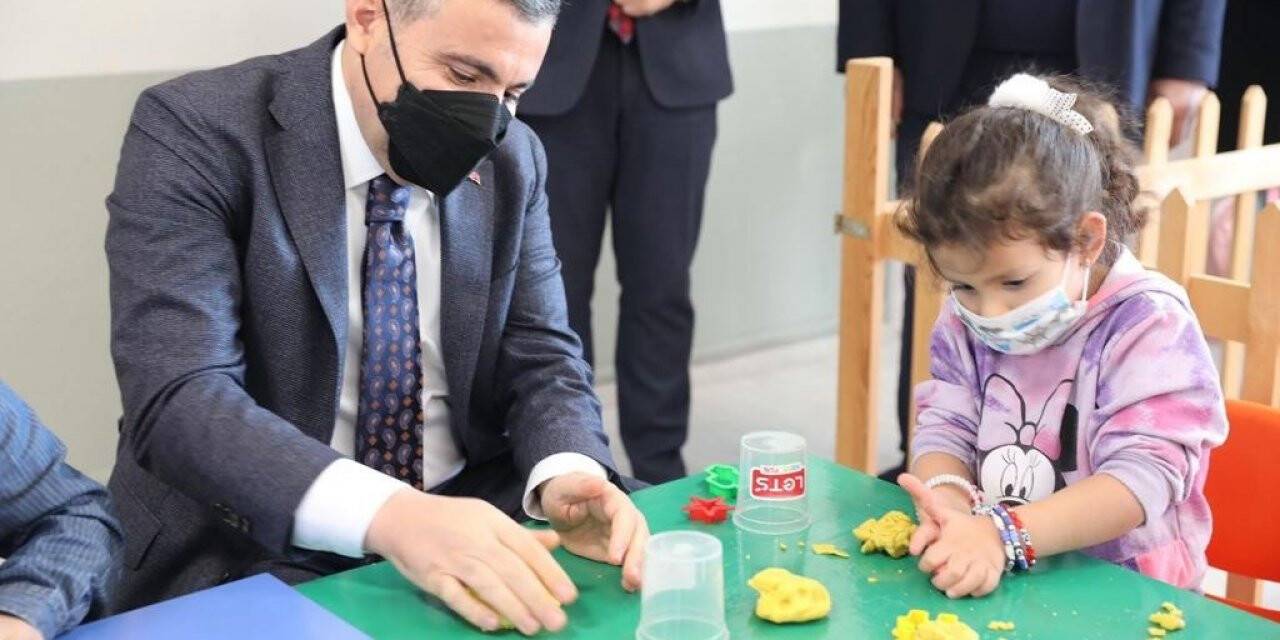 Vali oyun hamuru ile çocuklara şekil yaptı