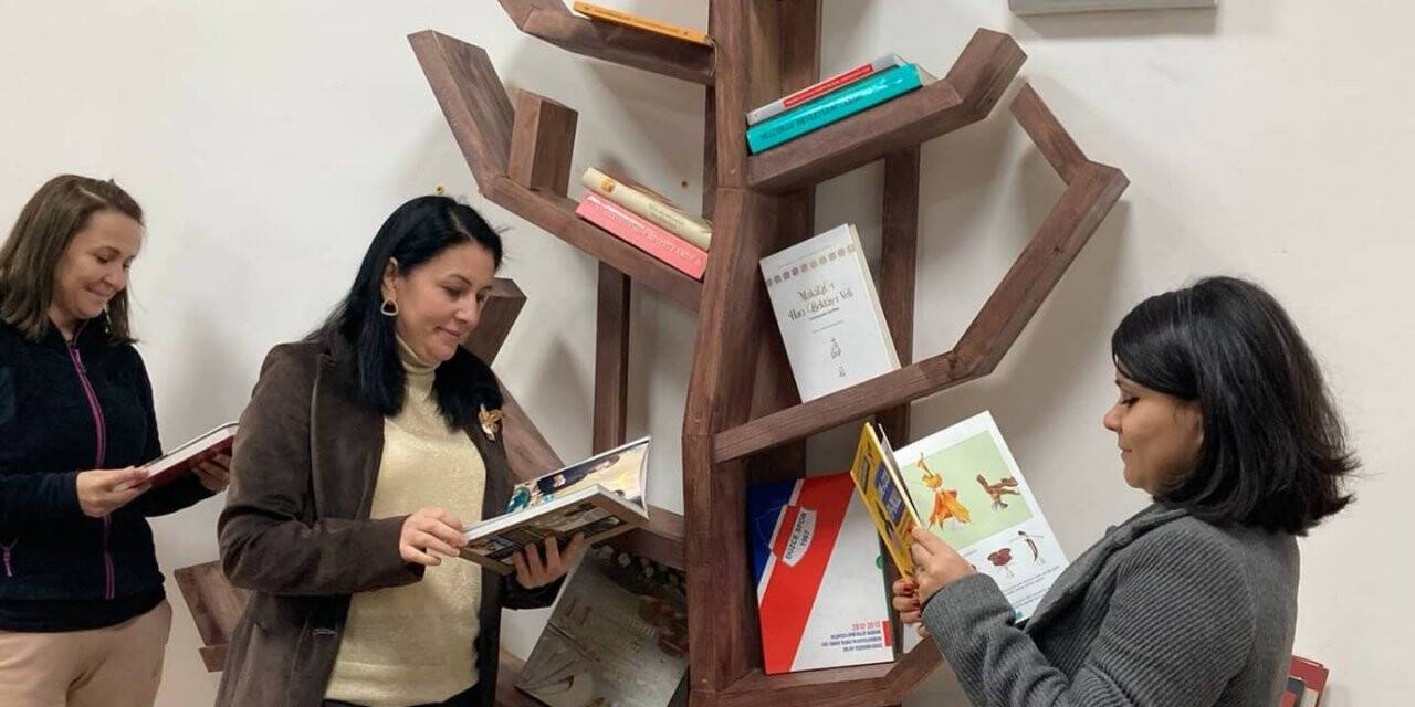 Kadın emeği merkezine kitaplar konuldu