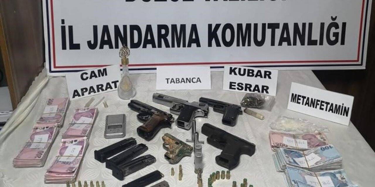 Durdurulan araçtan uyuşturucu ile silah çıktı