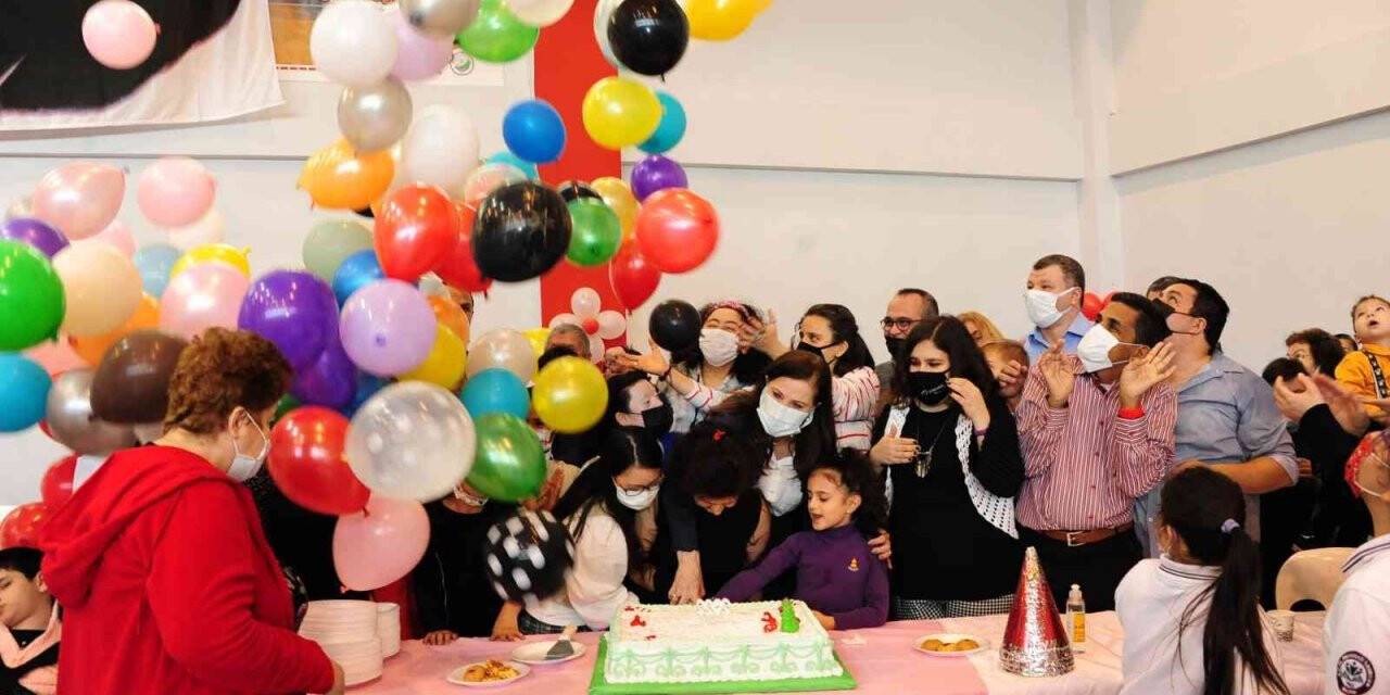 Balçova’daki yeni yıl partisinde engelli gençler doyasıya eğlendi