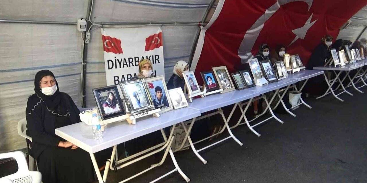 Evlat nöbetindeki aileler PKK ve HDP’nin yakasını bırakmayarak evlatlarını istiyor
