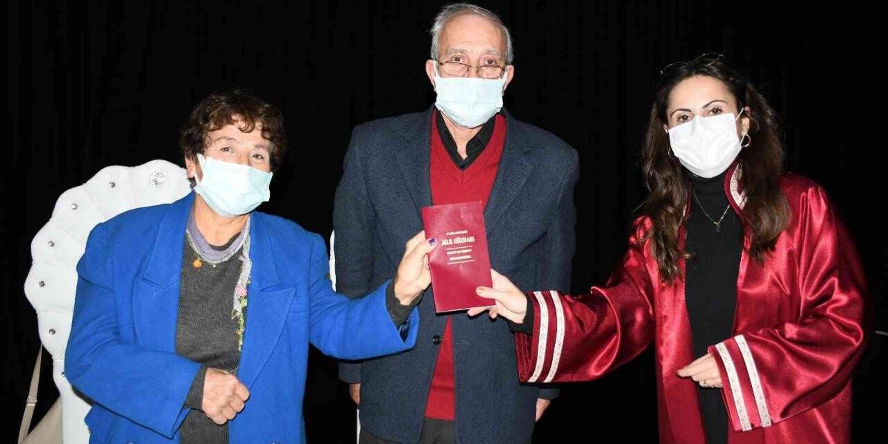 Kuşadası’nda bir yılda 905 çift mutluluğa imza attı