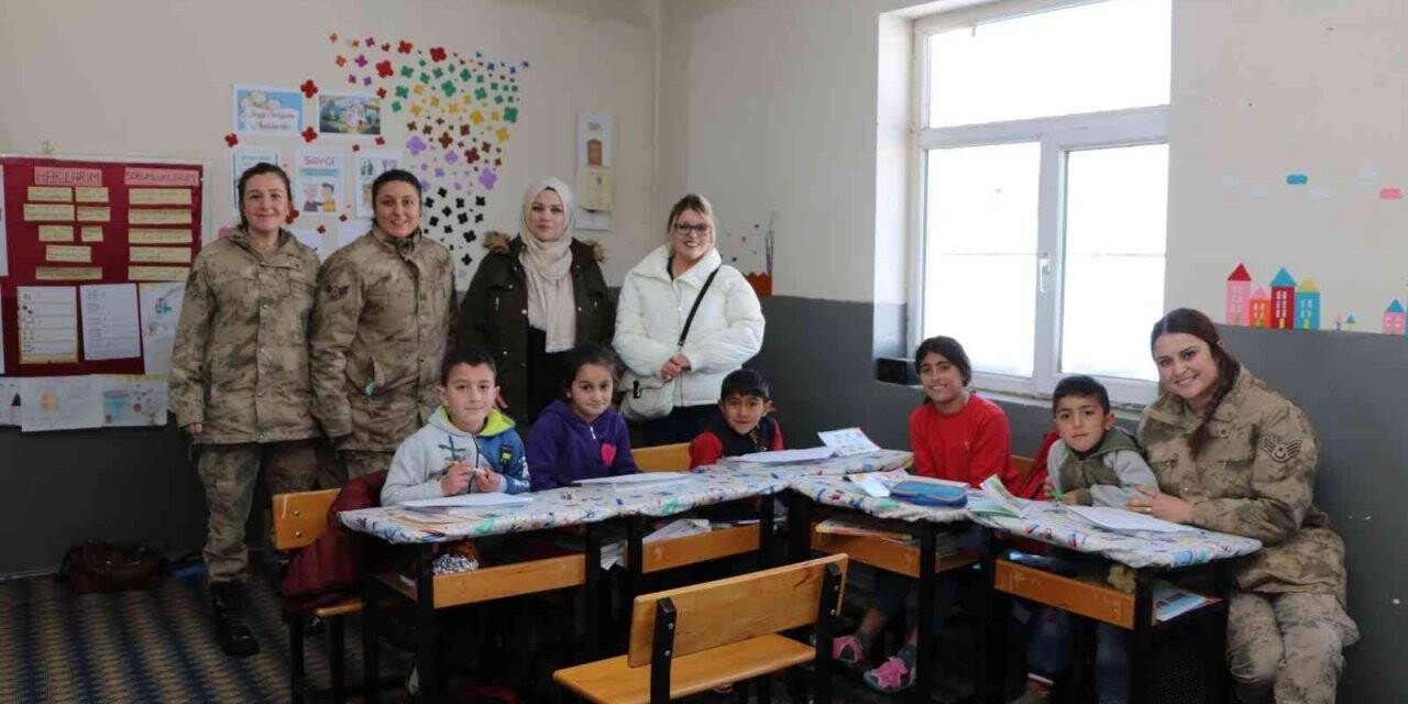 Bingöl’de jandarma ekipleri, öğrencilerle bir araya geldi