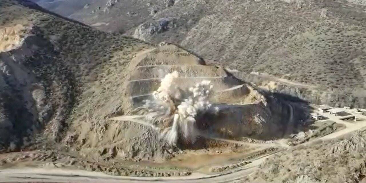 Dağlık alanda patlatma kameralara yansıdı