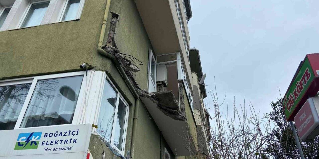 Avcılar Ambarlı Mahallesi’nde 4 katlı binanın 2’inci kat balkonu çöktü. Molozların altında kalan bir kişi yaralanarak hastaneye kaldırıldı.