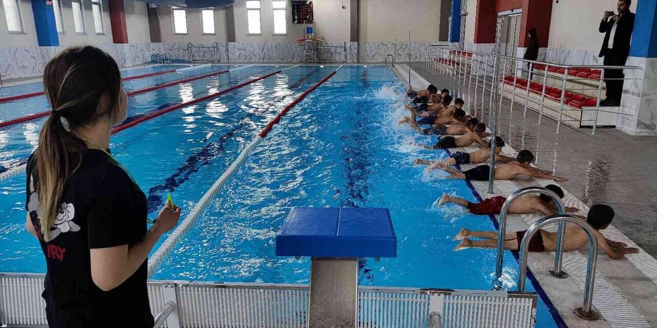 Silopili çocuklar ilk defa havuzda hayallerine kulaç attı