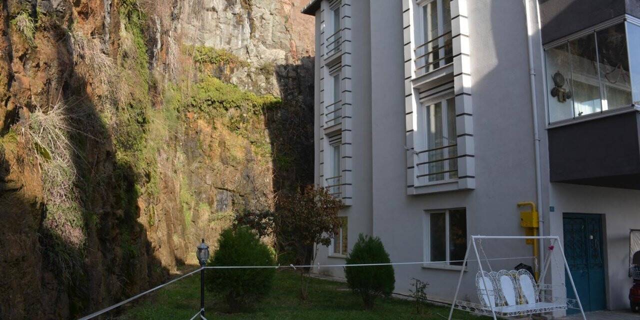 Kopan kaya parçaları binaya döküldü