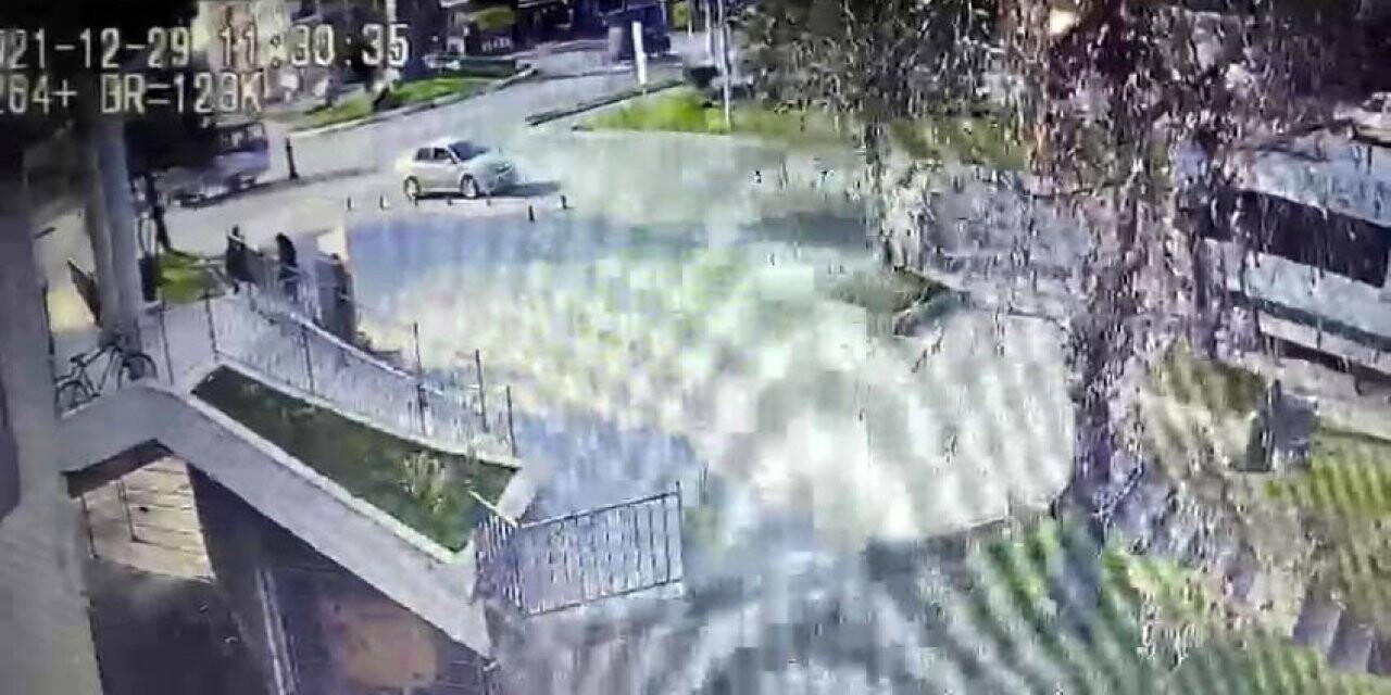 Dönüş yapan minibüsün altında kaldı, o anlar güvenlik kamerasına yansıdı