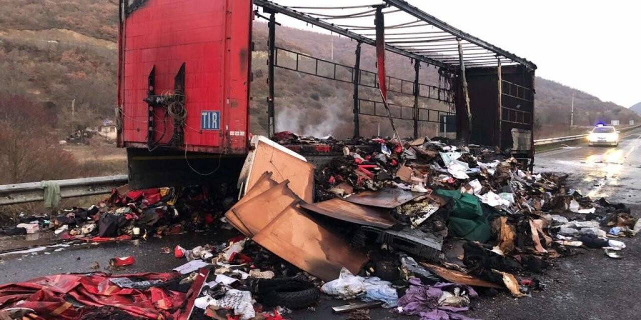 7 ton giysi ve ayakkabı yüklü olan tır dorsesi yandı