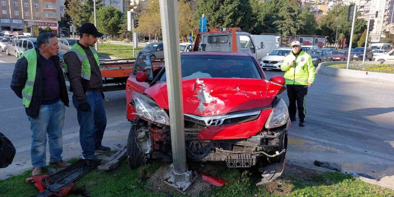 Samsun’da kavşakta iki otomobil çarpıştı: 2 yaralı
