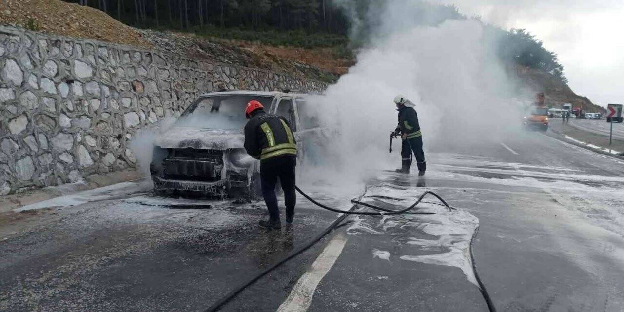 Ticari araç yanarak küle döndü